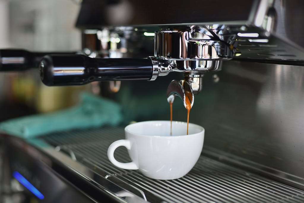 koffie wordt gezet met een koffiemachine