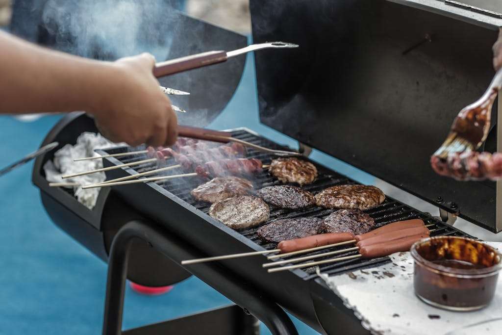 vlees word bereidt op een barbecue