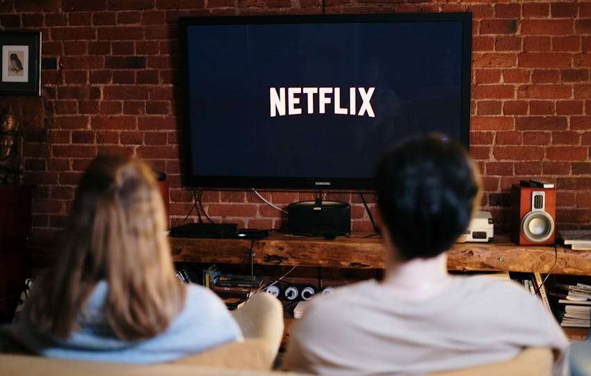 2 mensen die Netflix streamen op de tv