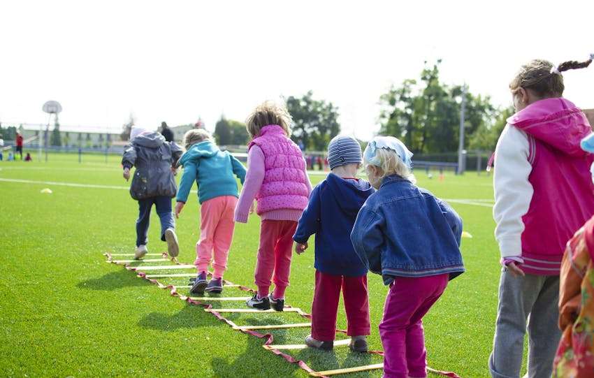 kinderen spelen spelletjes buiten