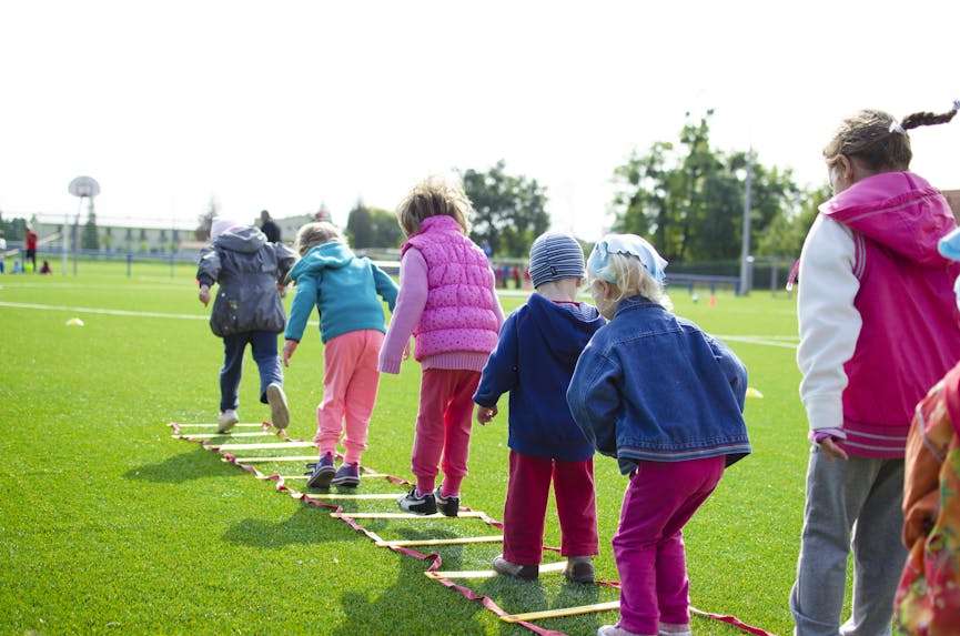 kinderen spelen spelletjes buiten