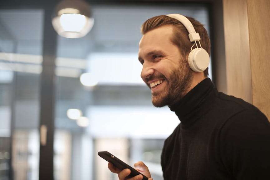 man met mooie witte koptelefoon