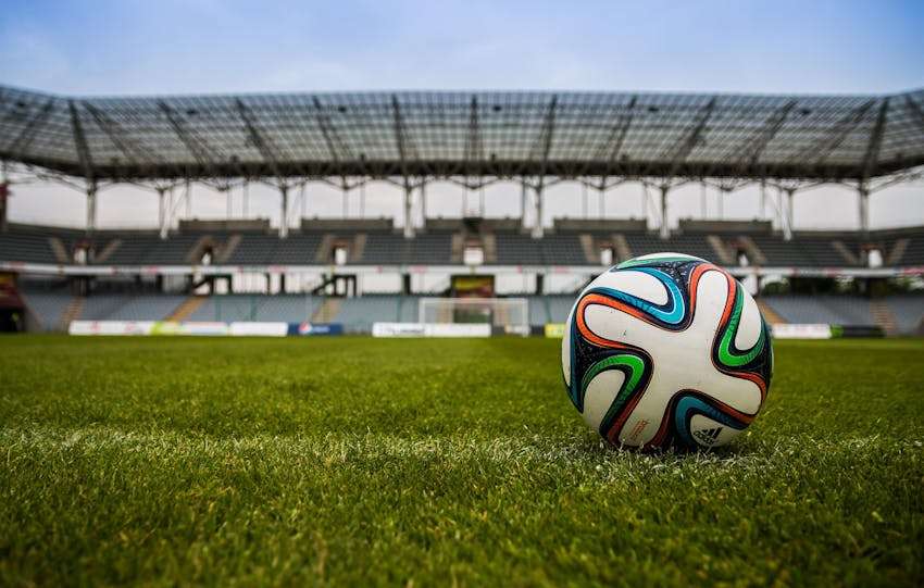 voetbal in een groot stadion