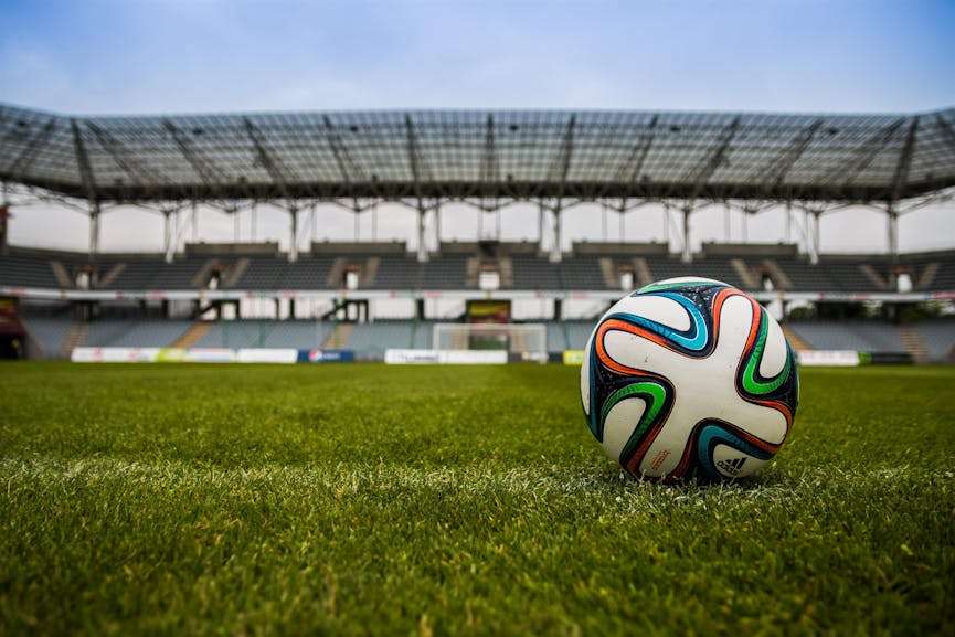 voetbal in een groot stadion