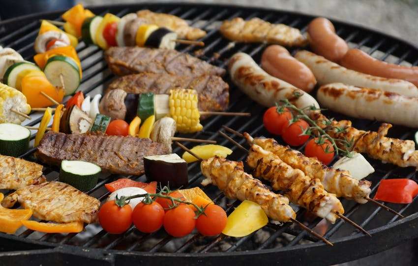 lekkere gerechten worden gemaakt op de barbecue