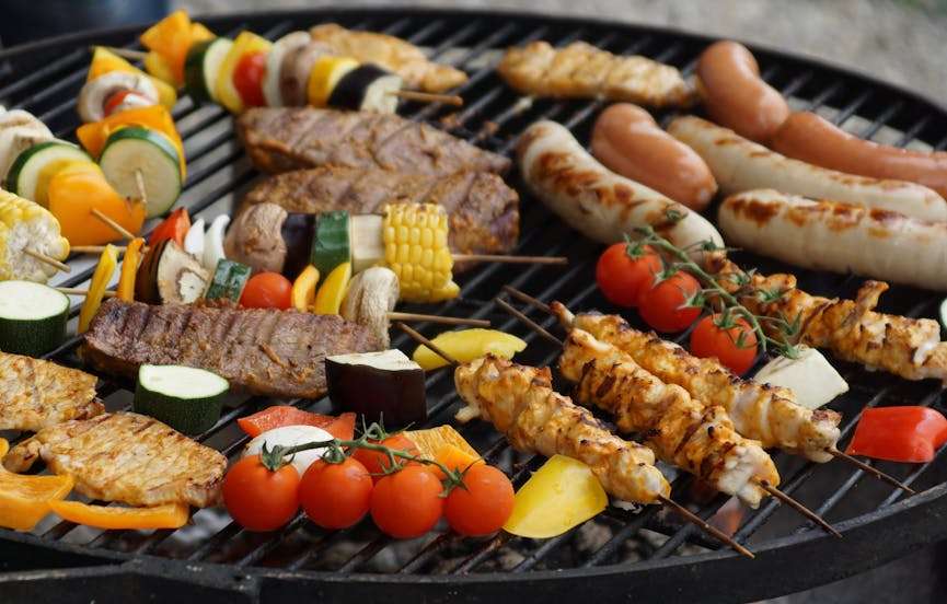 lekkere gerechten worden gemaakt op de barbecue