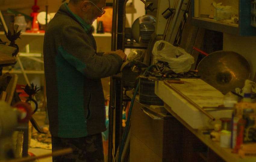 man in een georganiseerde garage