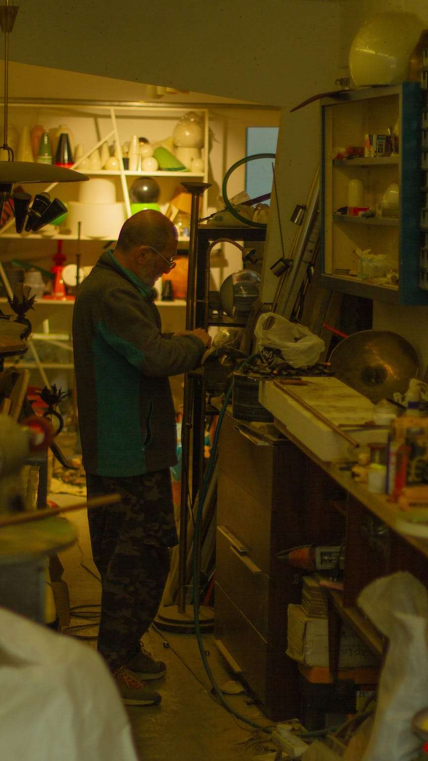 man in een georganiseerde garage