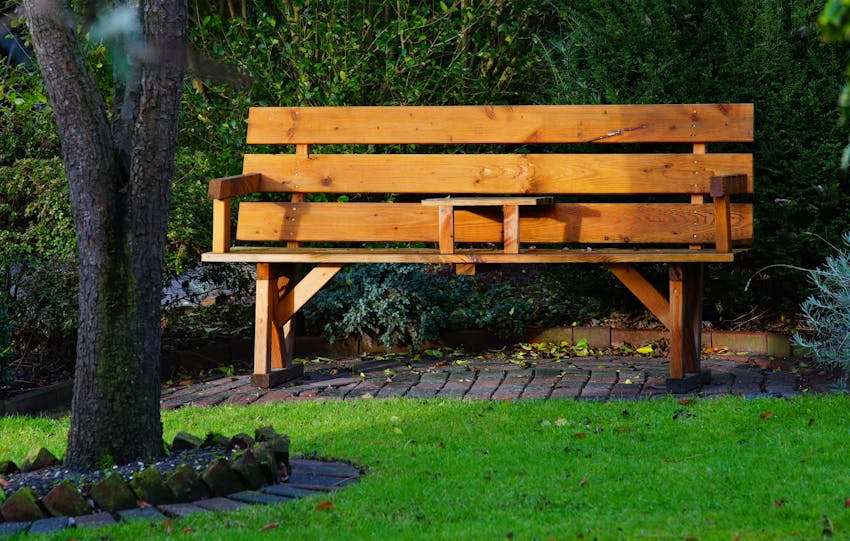 mooie zelfgemaakte houten bank in de tuin