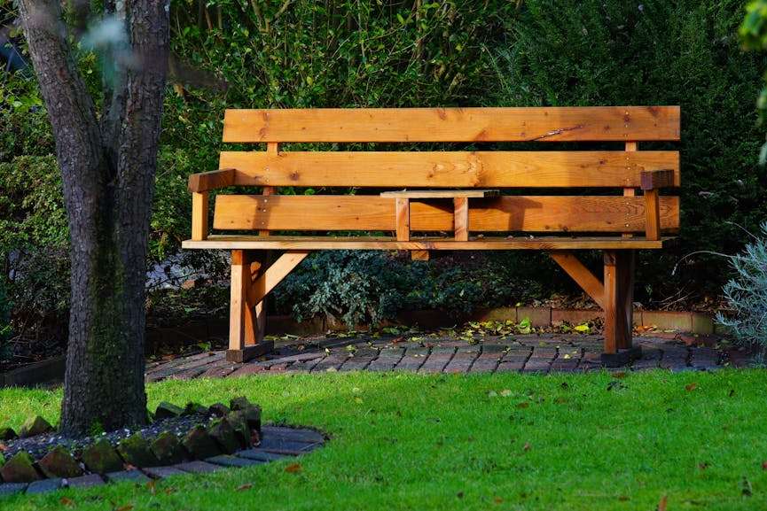 mooie zelfgemaakte houten bank in de tuin