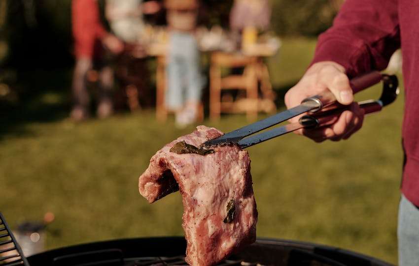 steak wordt opgepakt met een knijptang