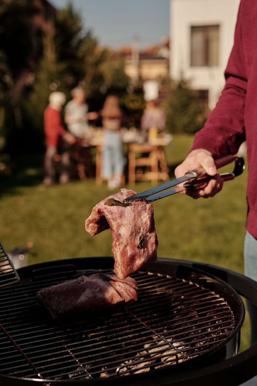 steak wordt opgepakt met een knijptang