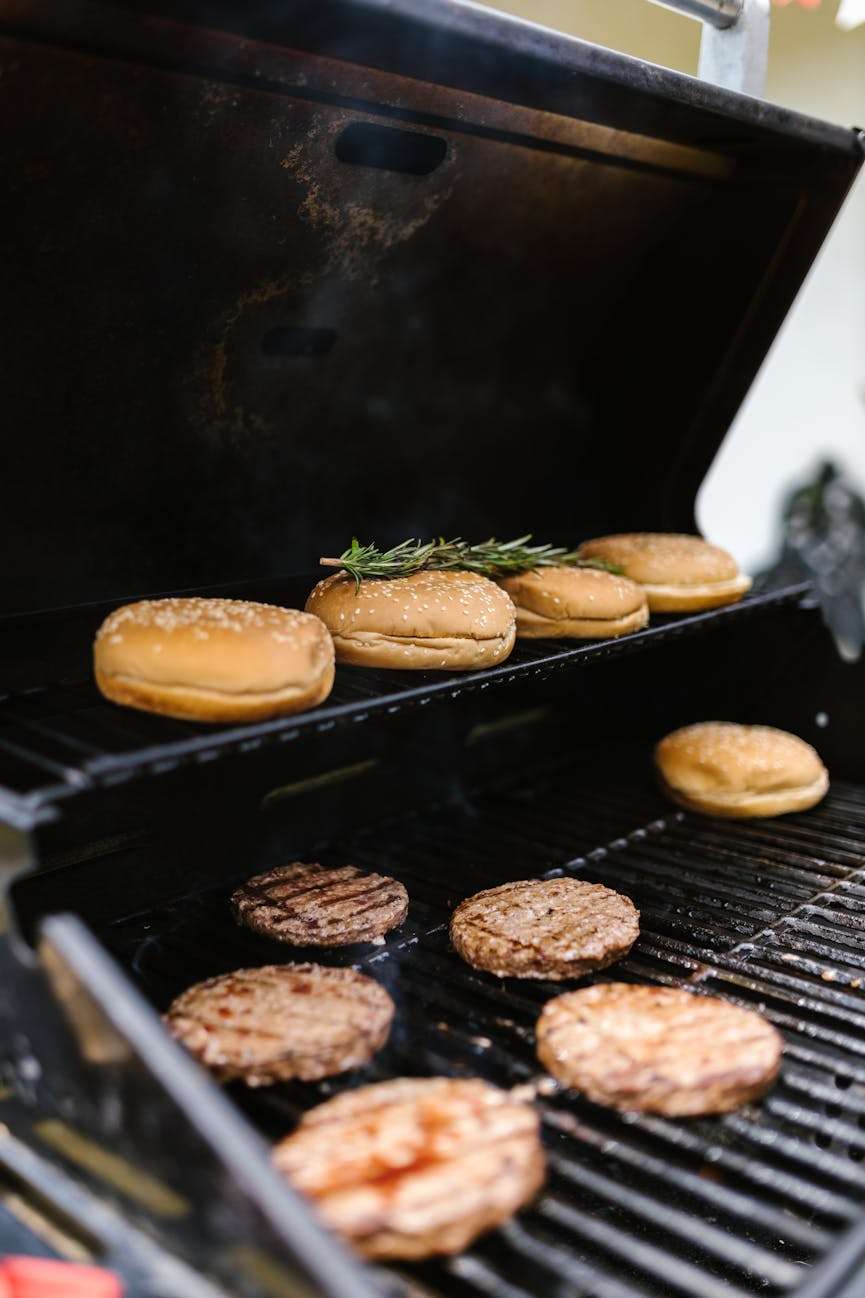 vlees word gegaard op barbecue pit