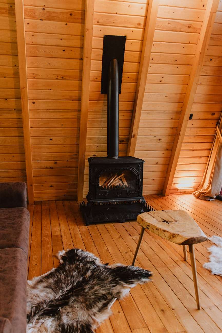 houtkachel in de kamer