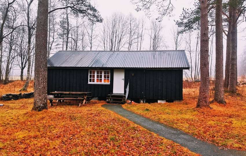 klaargemaakte schuur in de herfst