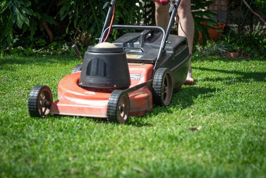 rode grasmaaier op het gras