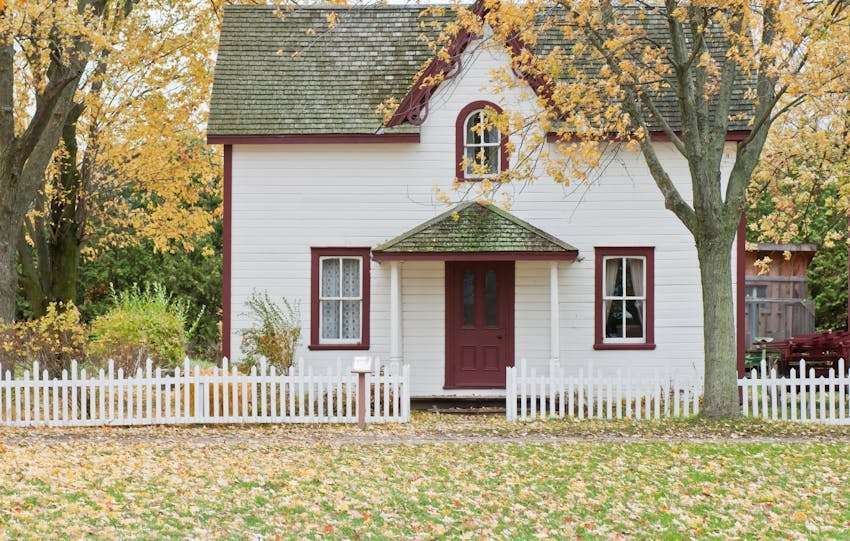 wit huis in de herfst