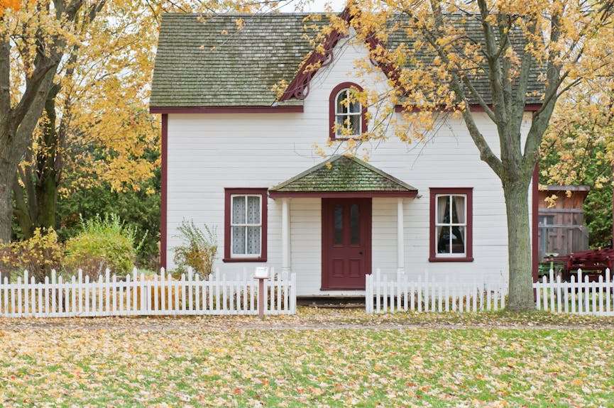 wit huis in de herfst