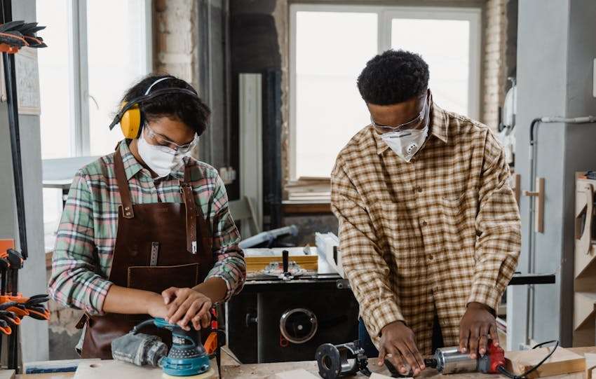 man en vrouw die gebruik maken van een multitool