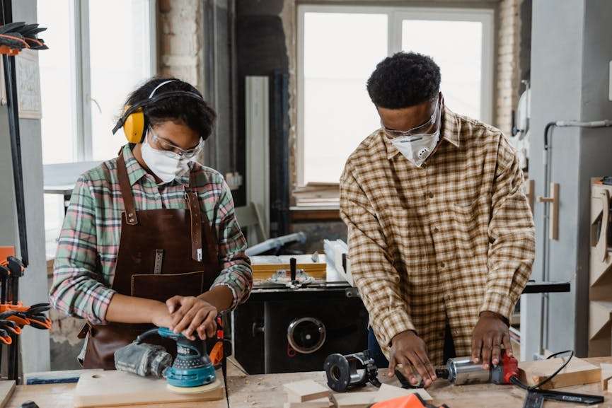 man en vrouw die gebruik maken van een multitool