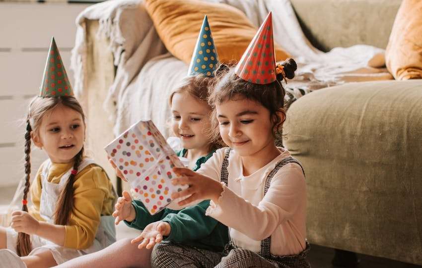 3 kinderen zijn cadeaus aan het openen