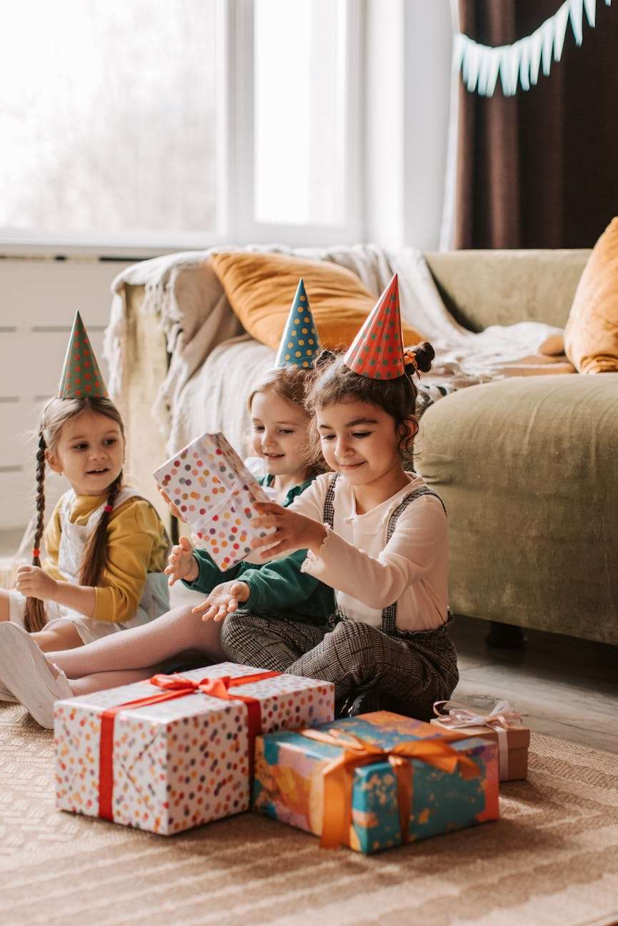 3 kinderen zijn cadeaus aan het openen