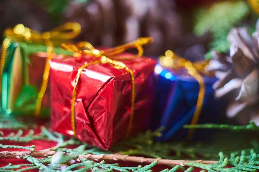 cadeaus ingepakt in verschillende kleuren