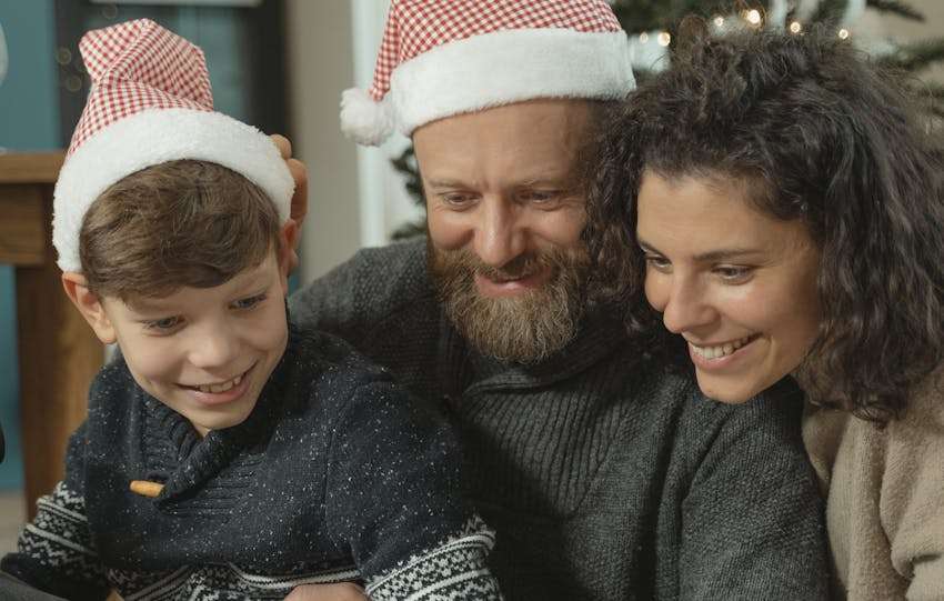 familie opent cadeaus tijdens kerst