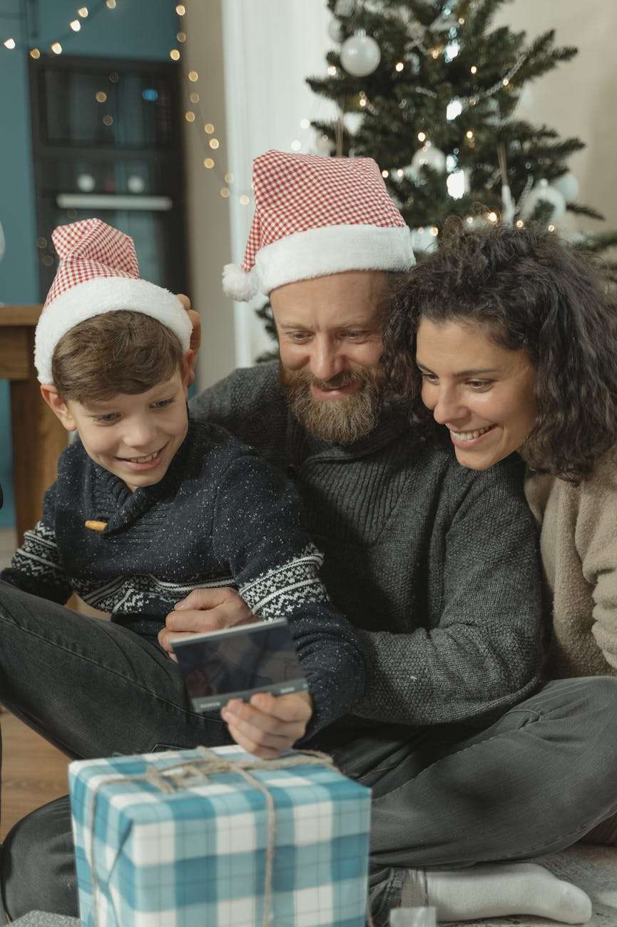 familie opent cadeaus tijdens kerst