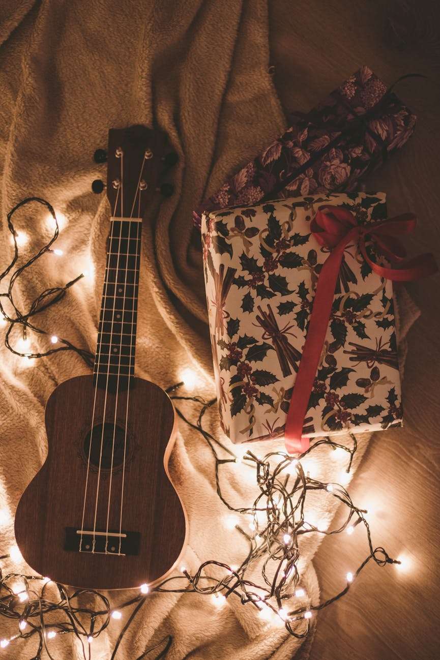 gitaar naast een cadeau