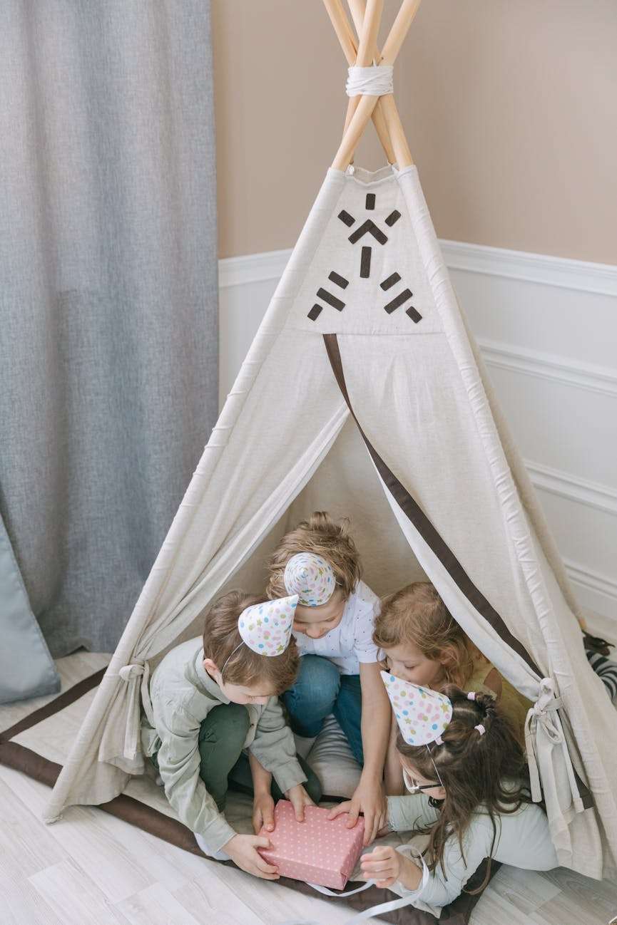 kinderen in een tent die cadeau openmaken