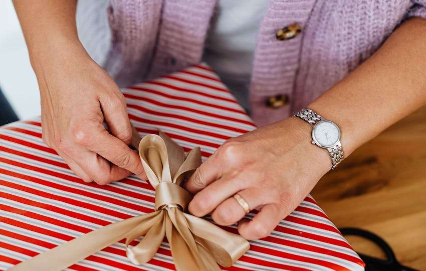 vrouw die cadeau inpakt