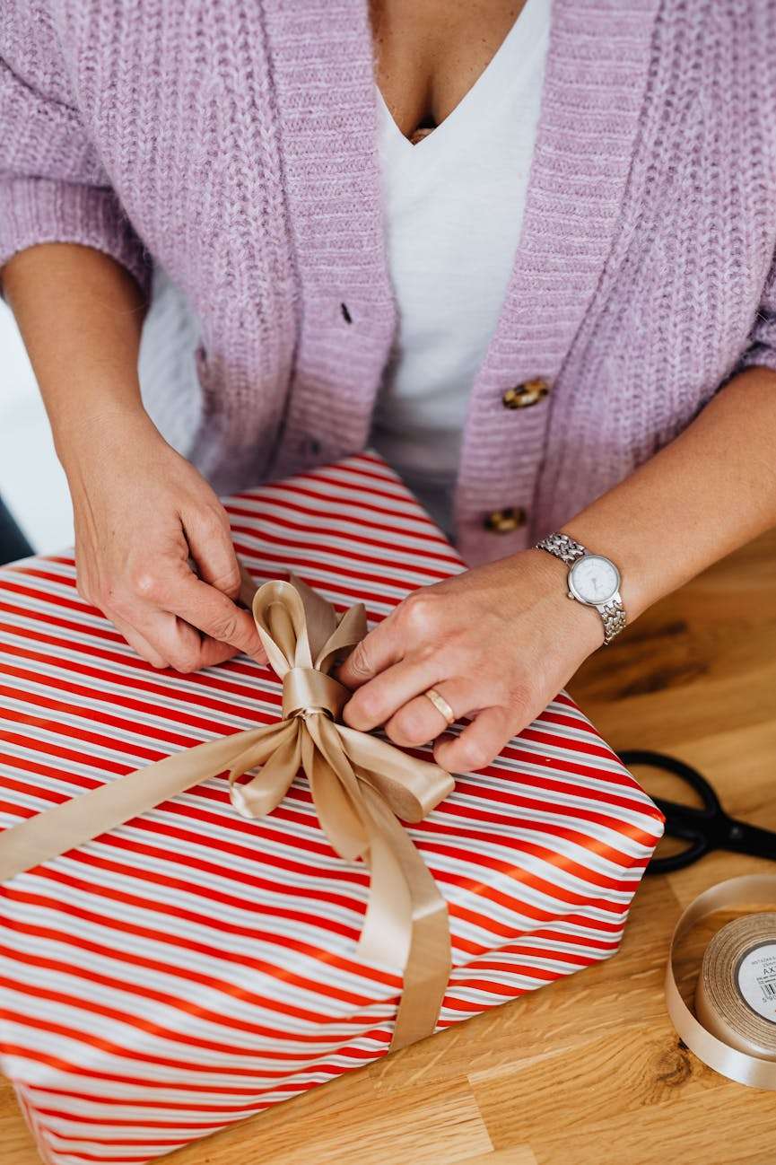 vrouw die cadeau inpakt